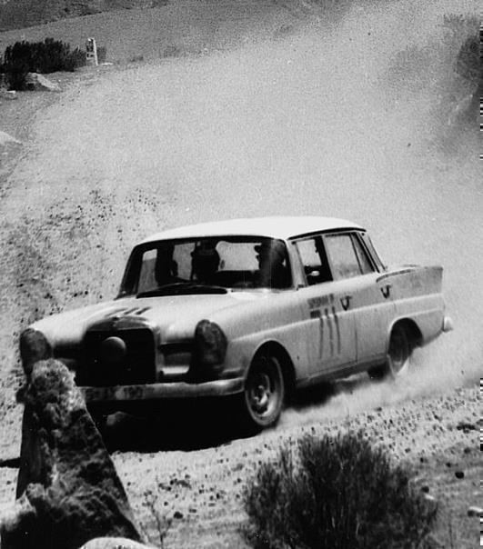 Ewy Rosqvist und Ursula Wirth, Gewinnerinnen des großen Straßenpreises von Argentinien (25.10.-04.11.1962) auf Mercedes-Benz 220 SE.